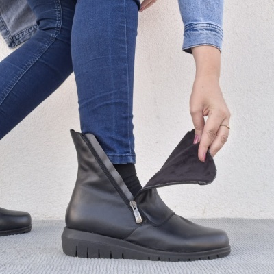 Bota Confortável em Pele Preta Média Valeria's Bota Confortável em Pele Preta Média Valeria's