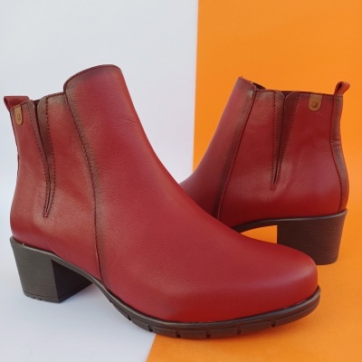 Bota Confortável em Pele Vermelha Valeria's Bota Confortável em Pele Vermelha Valeria's