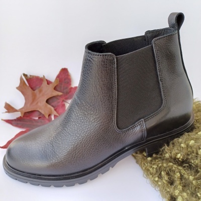 Bota em Pele Elásticos Preta