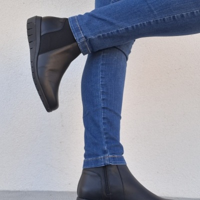 Bota Confortável em Pele Preta Valeria's