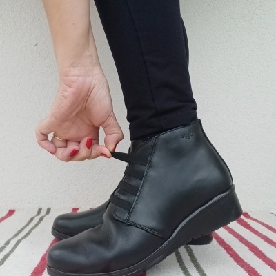 Bota Confortável em Pele Elástico Preta Bota Confortável em Pele Elástico Preta