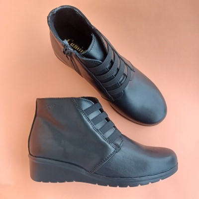 Bota Confortável em Pele Elástico Preta Bota Confortável em Pele Elástico Preta