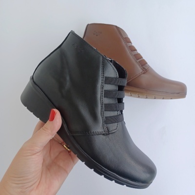 Bota Confortável em Pele Elástico Preta Bota Confortável em Pele Elástico Preta