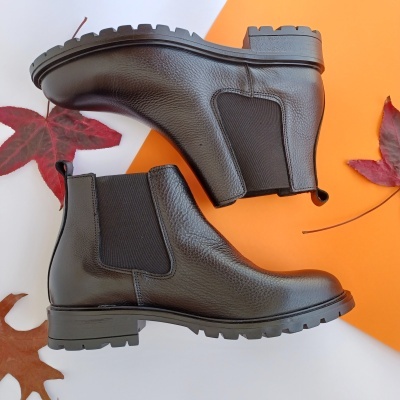 Bota em Pele Elásticos Preta