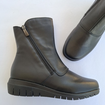 Bota Confortável em Pele Preta Média Valeria's Bota Confortável em Pele Preta Média Valeria's