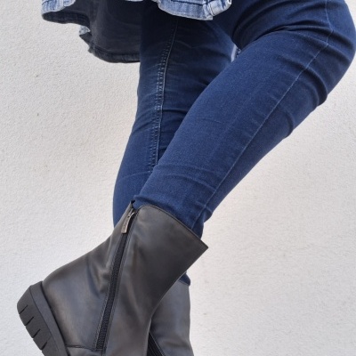 Bota Confortável em Pele Preta Média Valeria's Bota Confortável em Pele Preta Média Valeria's