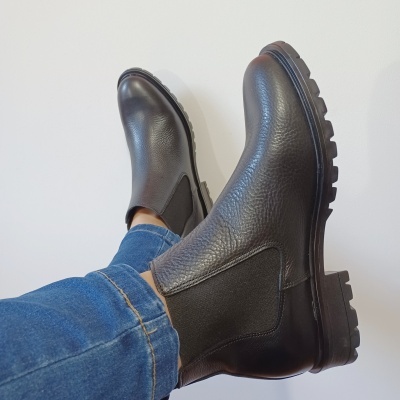 Bota em Pele Elásticos Preta