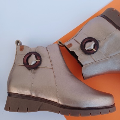 Bota Confortável em Pele Dourada Valeria's Bota Confortável em Pele Dourada Valeria's