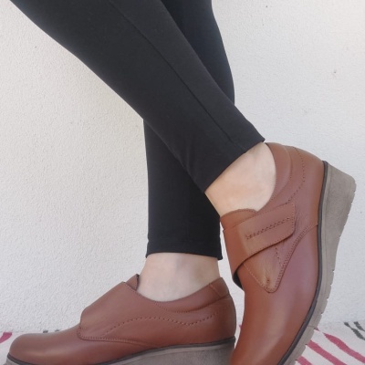 Sapatilha Confortável Velcro Castanha TP Sapatilha Confortável Velcro Castanha TP