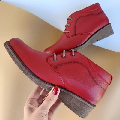 Bota Confortável em Pele Atacadores Vermelha Bota Confortável em Pele Atacadores Vermelha