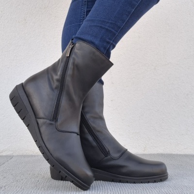 Bota Confortável em Pele Preta Média Valeria's Bota Confortável em Pele Preta Média Valeria's