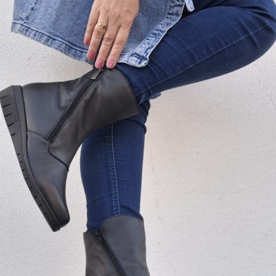 Bota Confortável em Pele Preta Média Valeria's Bota Confortável em Pele Preta Média Valeria's