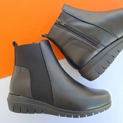 Bota Confortável em Pele Preta Valeria's