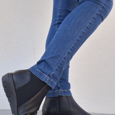 Bota Confortável em Pele Preta Valeria's