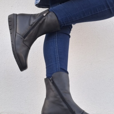 Bota Confortável em Pele Preta Média Valeria's Bota Confortável em Pele Preta Média Valeria's