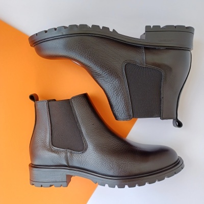 Bota em Pele Elásticos Preta