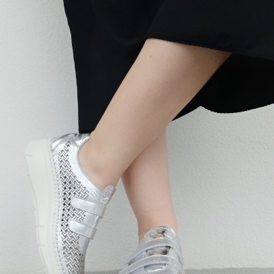 Sapatilha Confortável Anatómica Pele Prata Velcros Sapatilha Confortável Anatómica Pele Prata Velcros