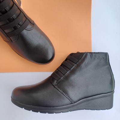 Bota Confortável em Pele Elástico Preta Bota Confortável em Pele Elástico Preta