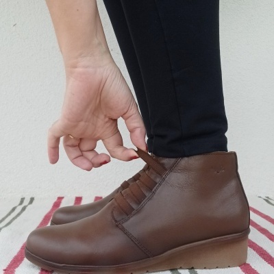 Bota Confortável em Pele Elástico Castanha