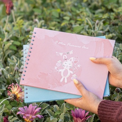 Coelhinho Rosa - Álbum do 1º Ano do Bebé - Menina