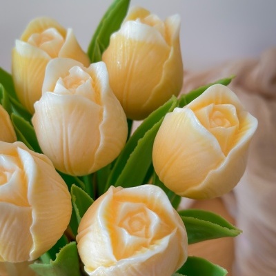 Jarra com tulipas em cera