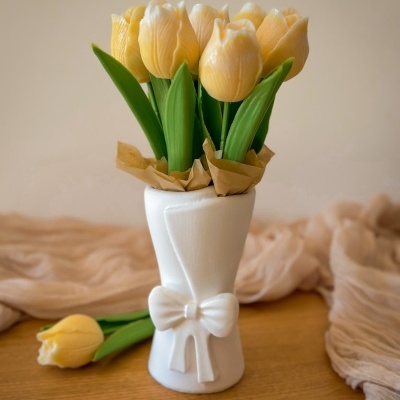 Jarra com tulipas em cera