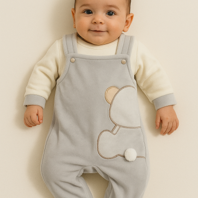 Jardineira Veludo Urso Pompom