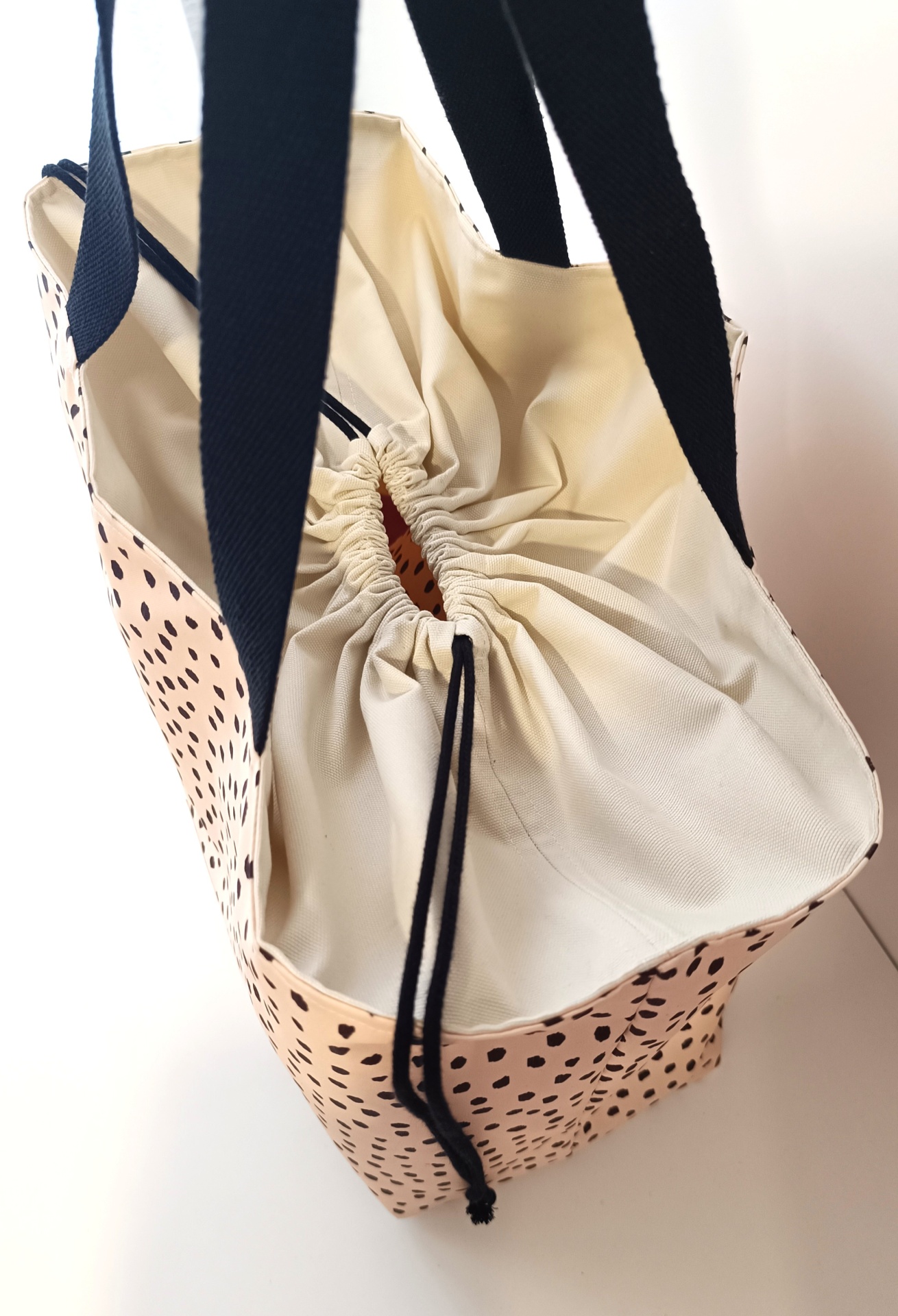 SACO DE PRAIA PINTAS PRETAS COM BEGE