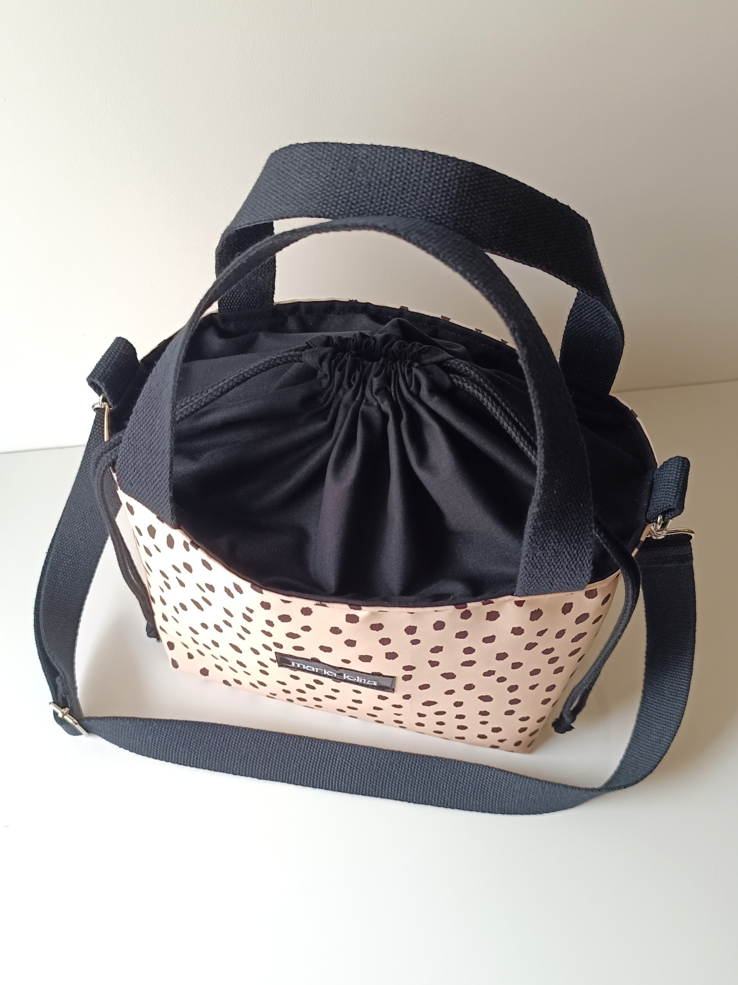 LANCHEIRA TÉRMICA BEGE COM PINTAS PRETAS