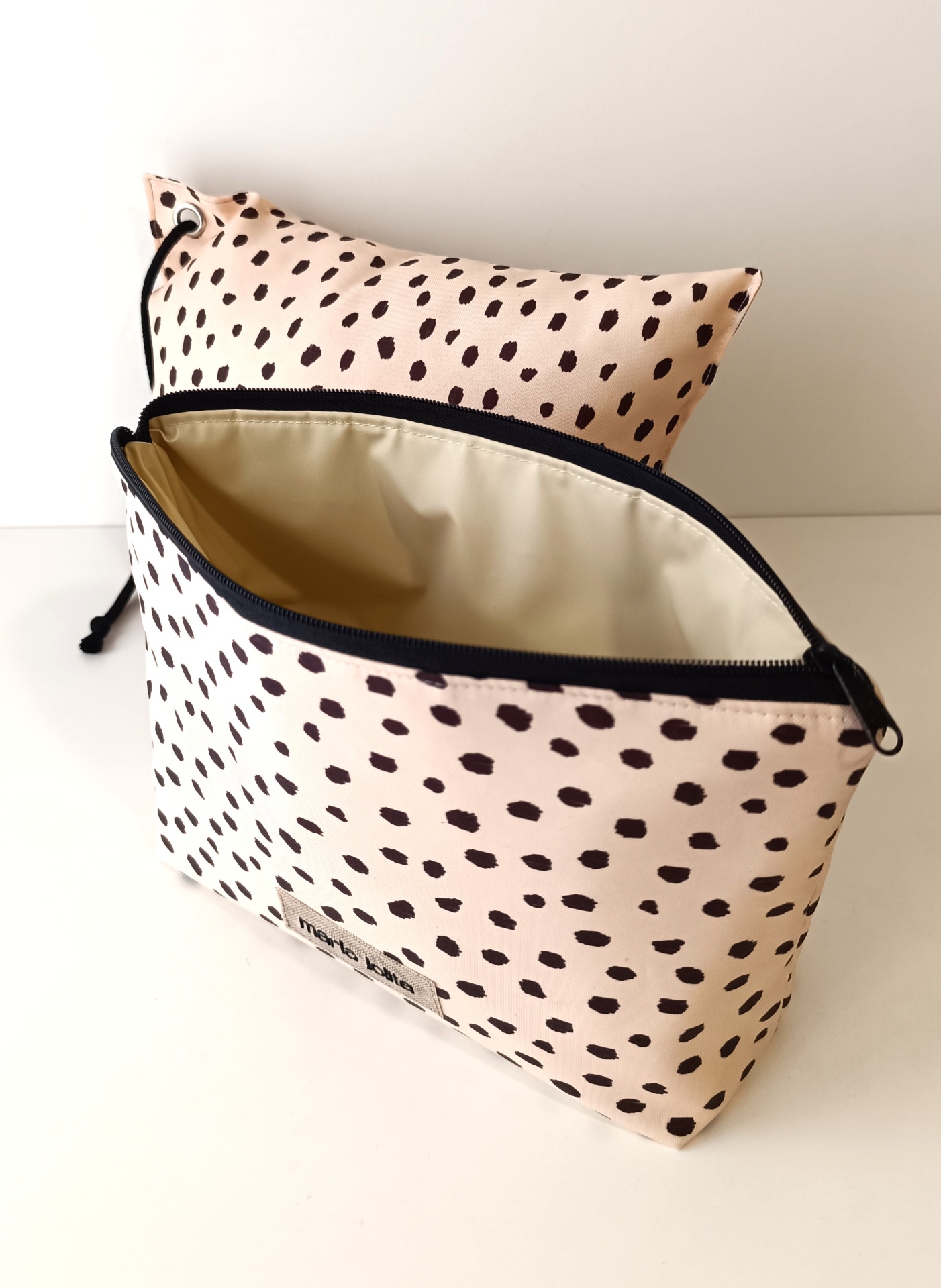 BOLSA TÉRMICA + ALMOFADA PINTAS PRETAS COM BEGE