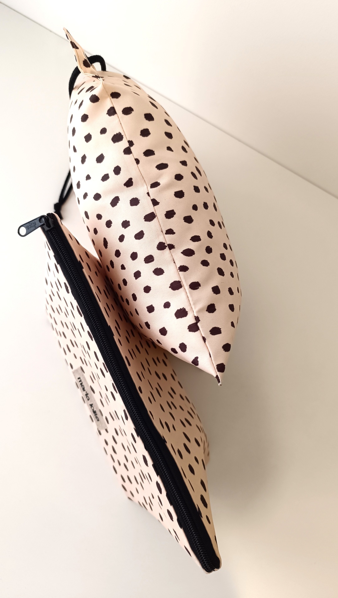 BOLSA TÉRMICA + ALMOFADA PINTAS PRETAS COM BEGE