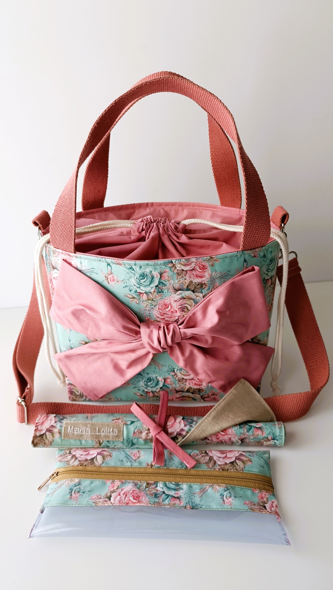 Lancheira térmica azul claro com flores e rosa + alças rosa velho