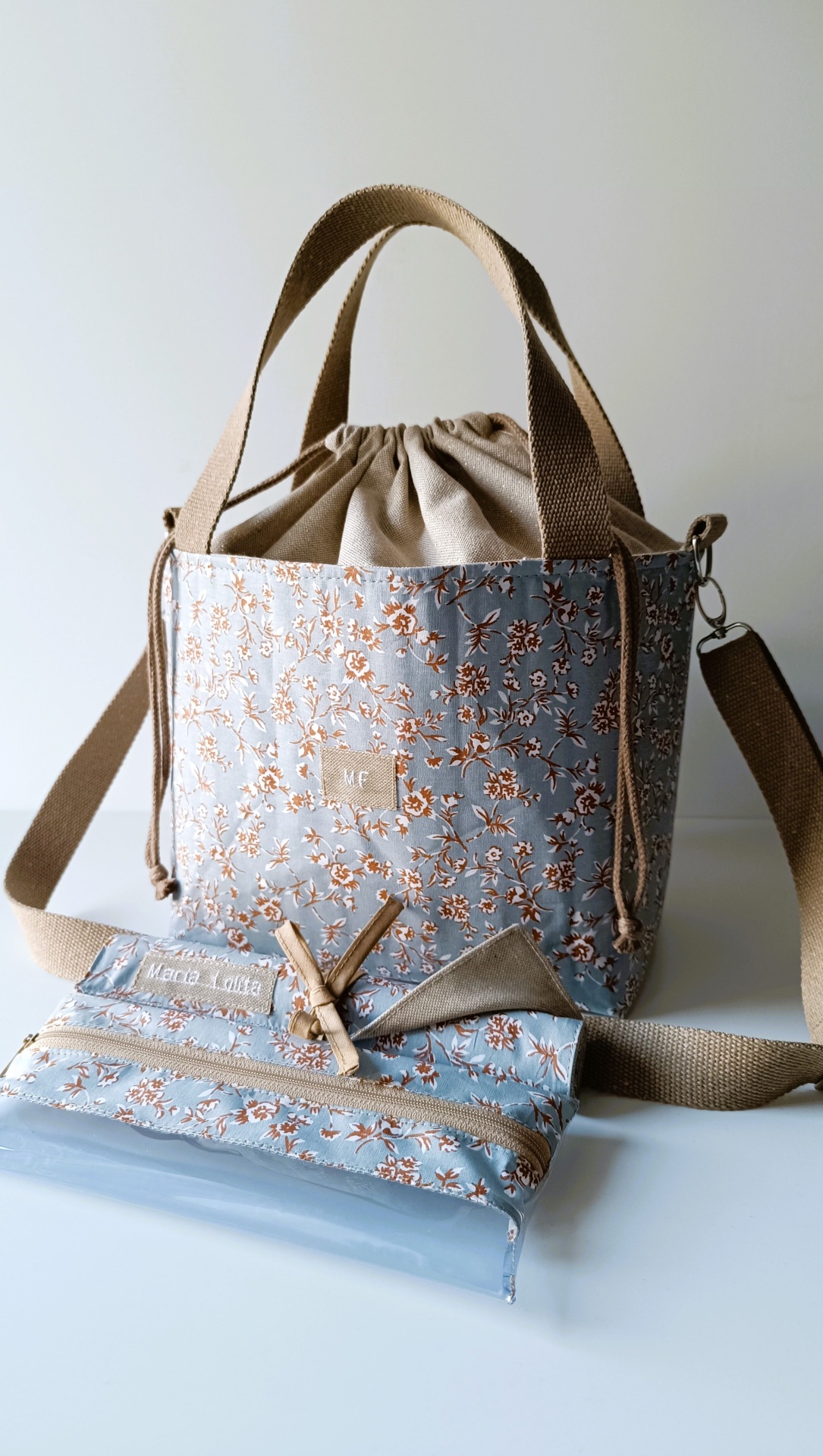 LANCHEIRA TÉRMICA AZUL CLARO COM FLORES