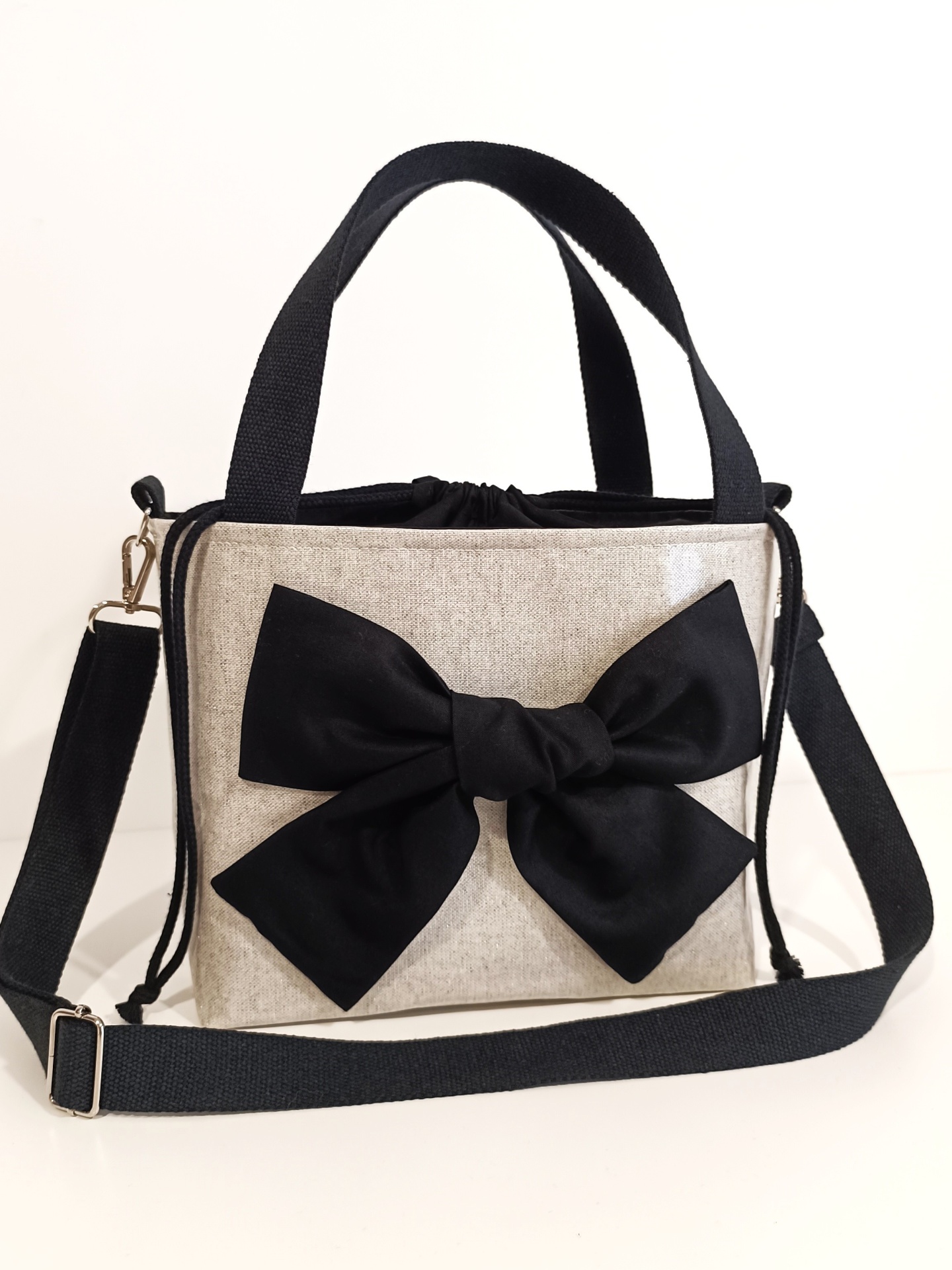 Lancheira térmica linho cinza com brilhos prateados e algodão preto + alças preto