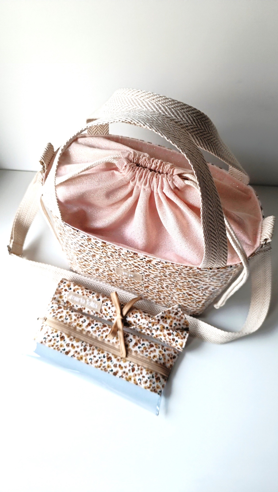 Lancheira térmica florzinhas e linho rosa + alças crú espinhado