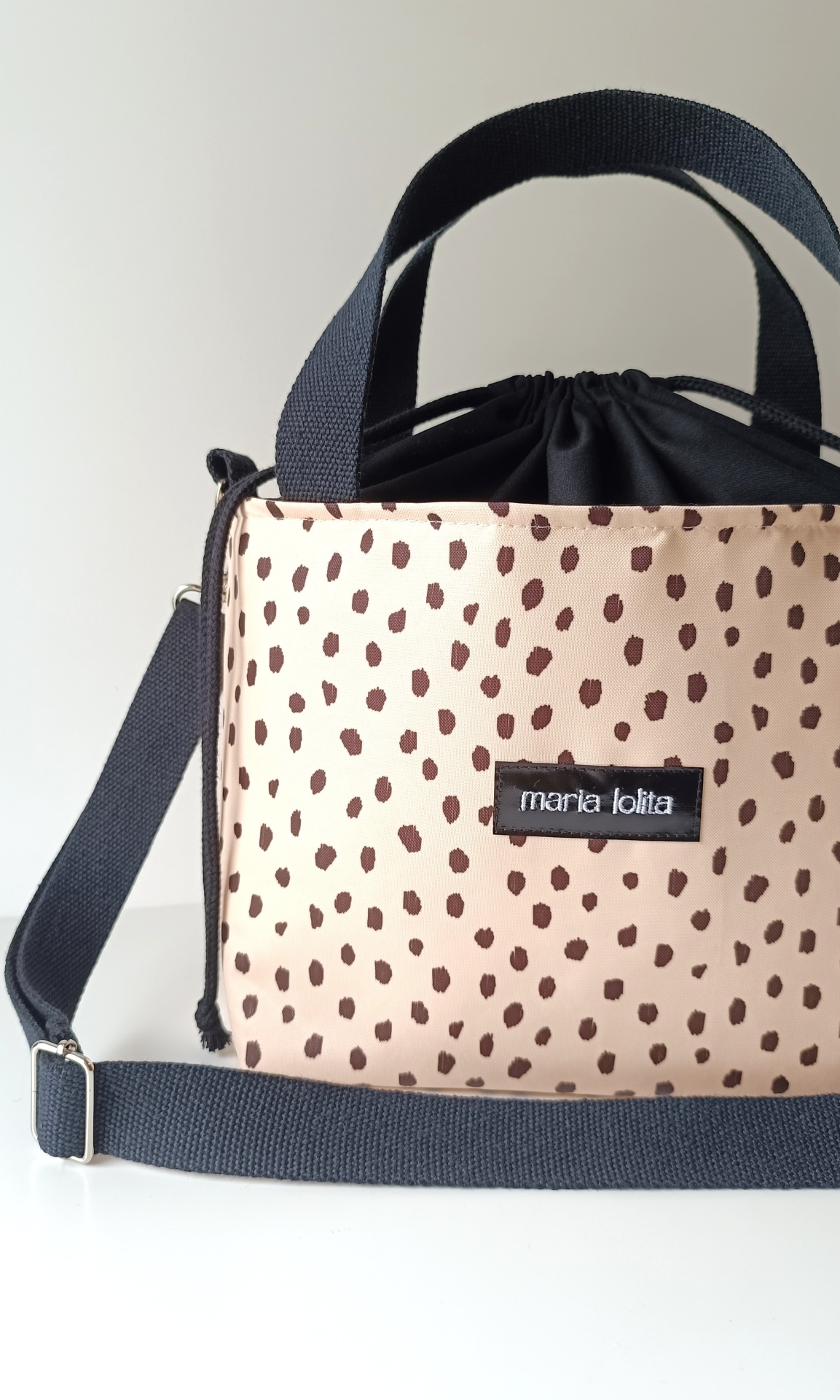 LANCHEIRA TÉRMICA BEGE COM PINTAS PRETAS