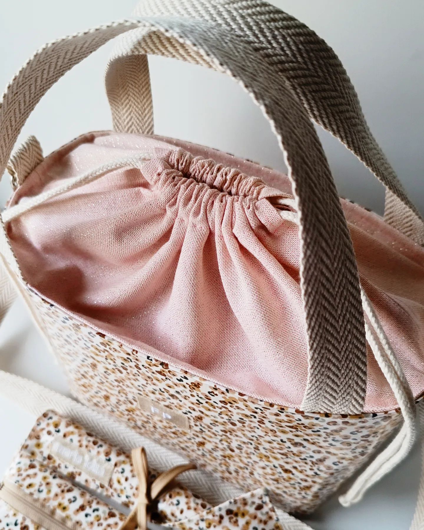 Lancheira térmica florzinhas e linho rosa + alças crú espinhado