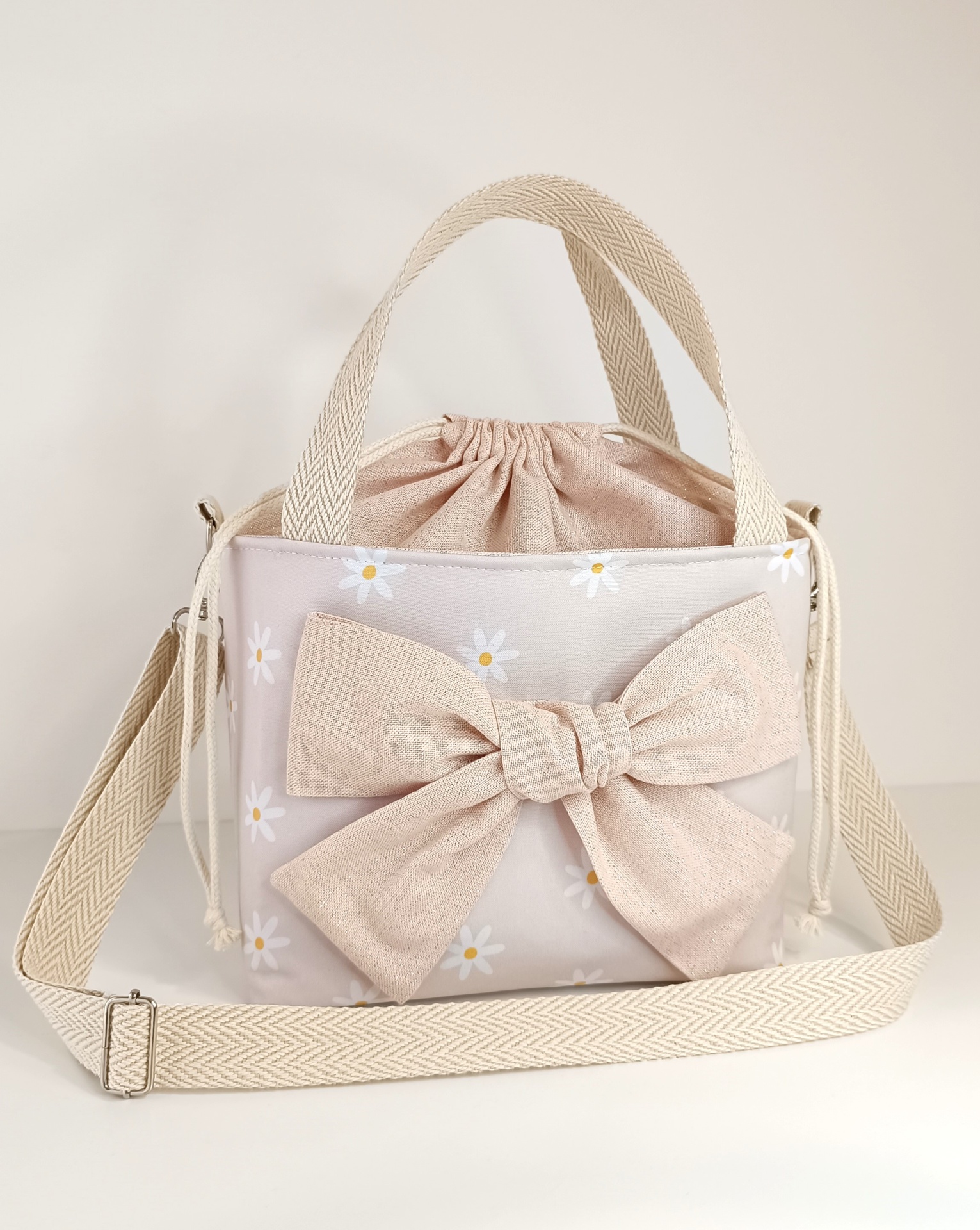 Lancheira térmica rosa claro com margaridas e linho rosa + alças crú espinhado