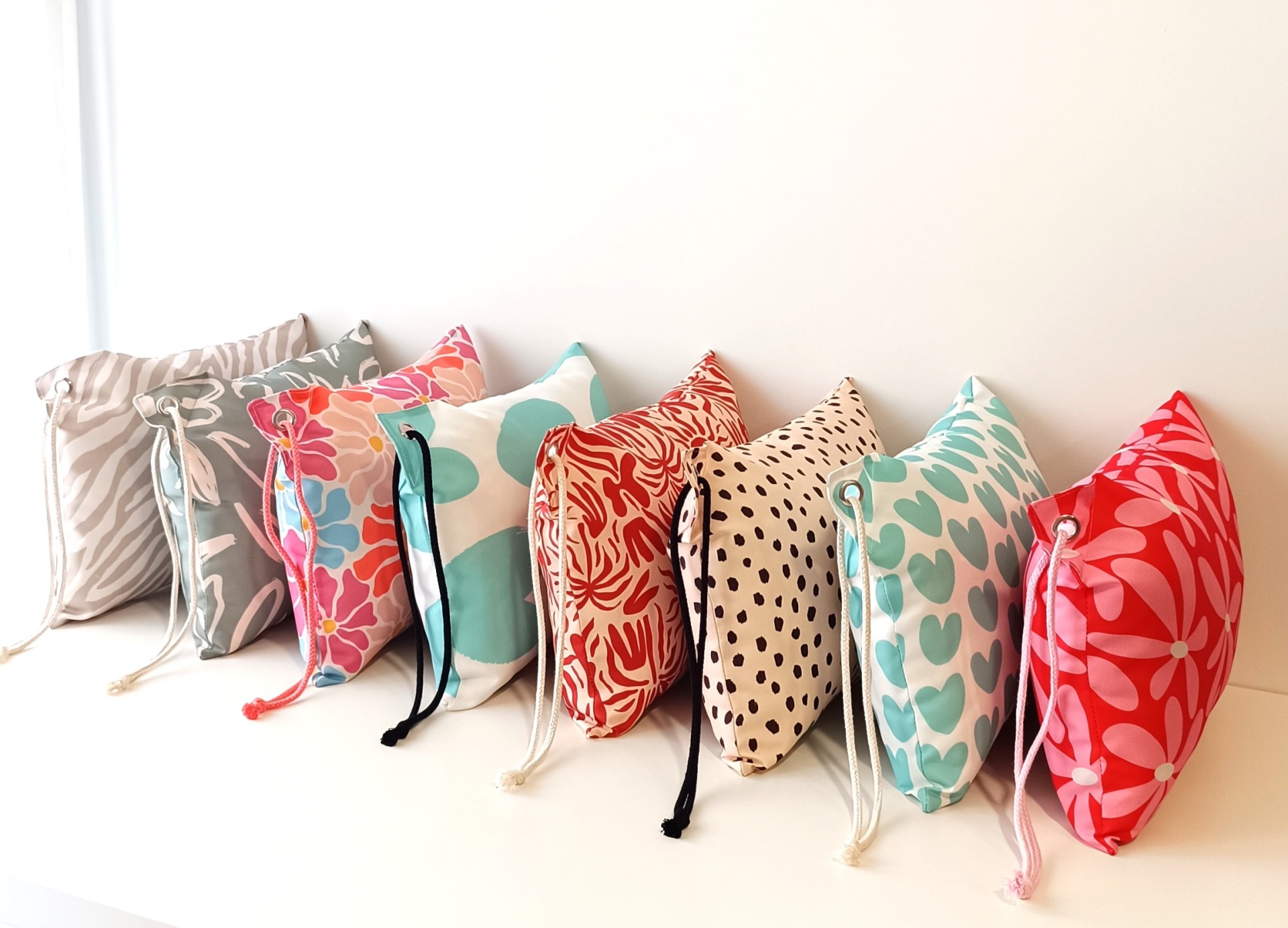 BOLSA TÉRMICA + ALMOFADA PINTAS PRETAS COM BEGE