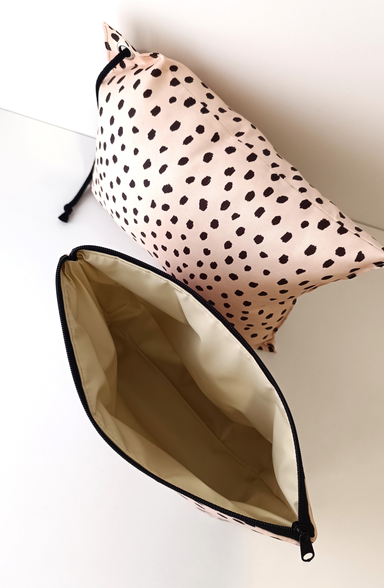 BOLSA TÉRMICA PINTAS PRETAS COM BEGE