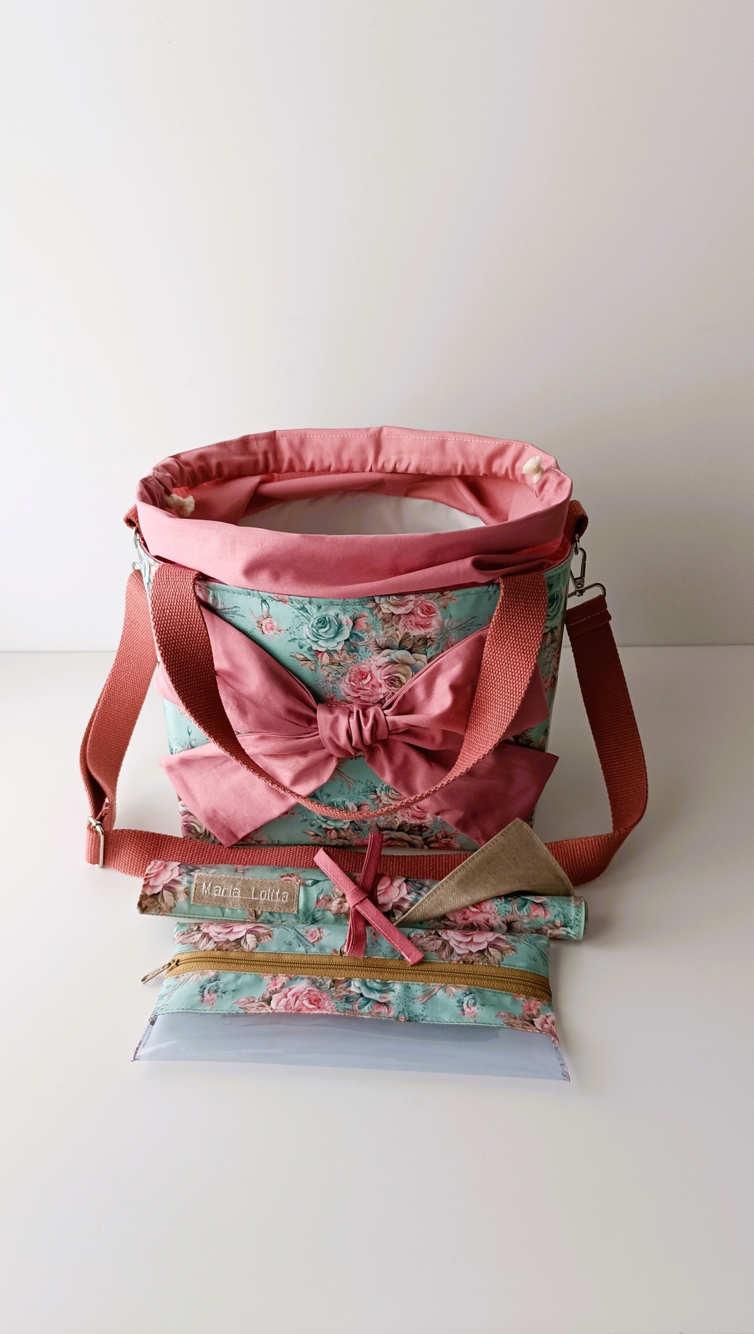 Lancheira térmica azul claro com flores e rosa + alças rosa velho