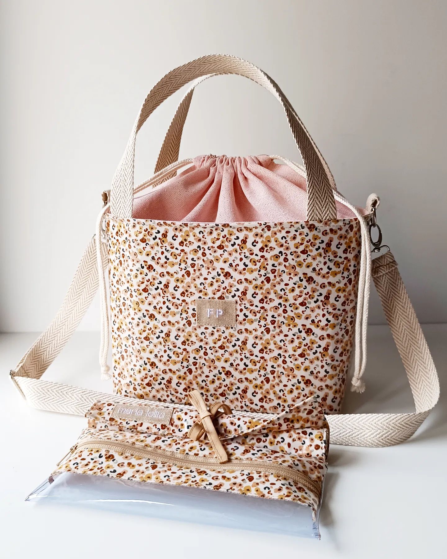 Lancheira térmica florzinhas e linho rosa + alças crú espinhado