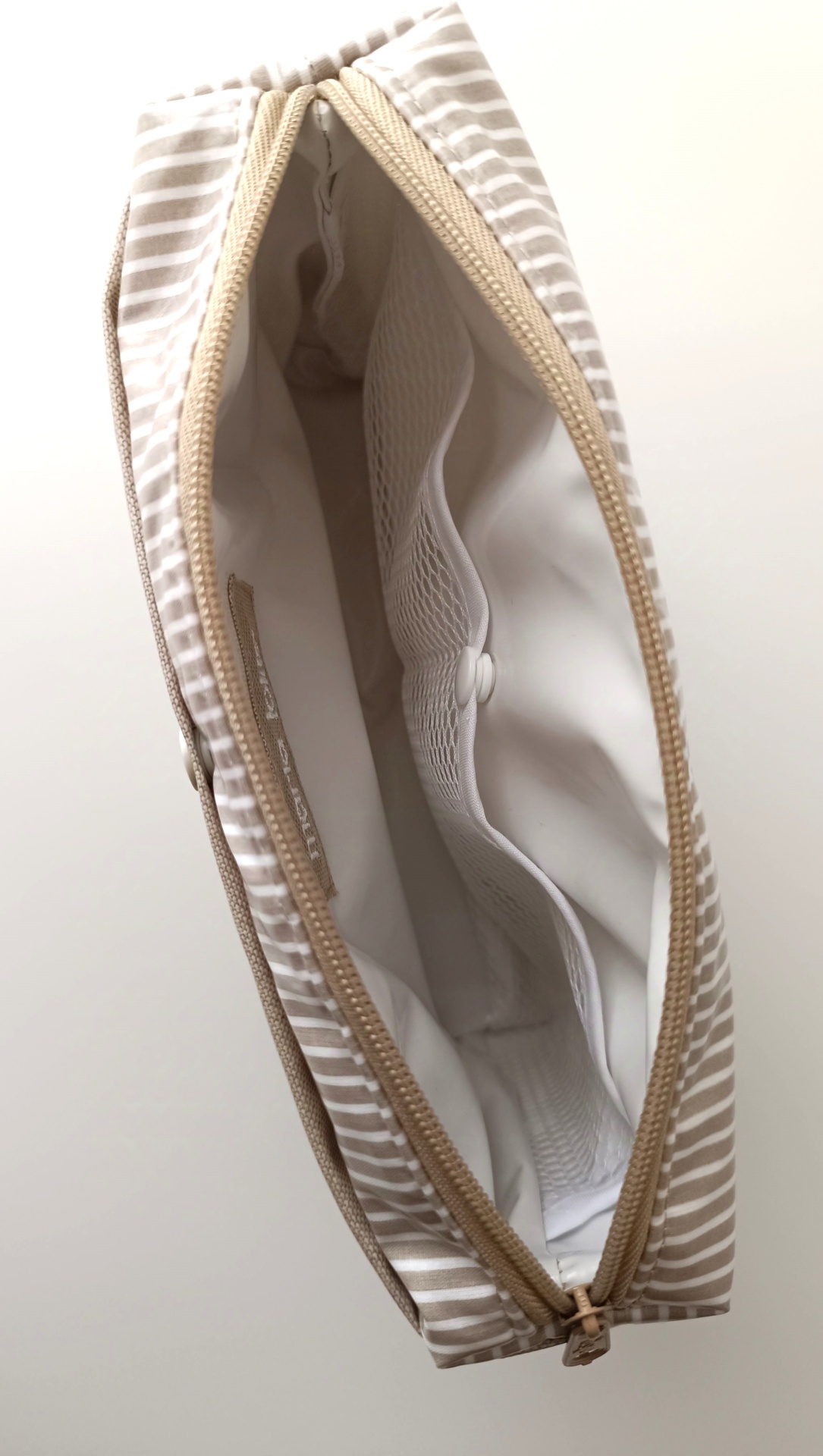 NÉCESSAIRE COM SEPARADOR TOALHITAS