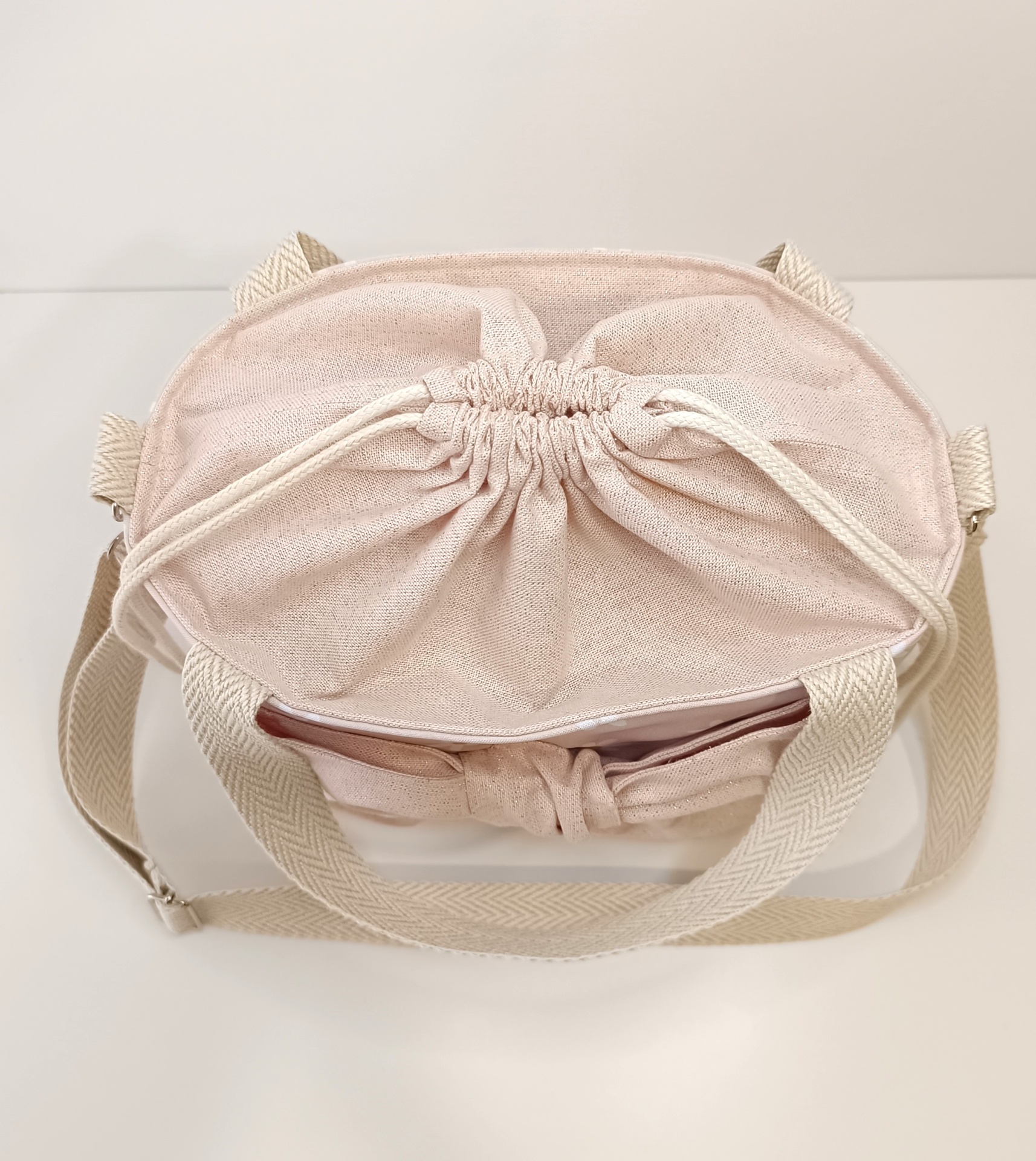 Lancheira térmica rosa claro com margaridas e linho rosa + alças crú espinhado