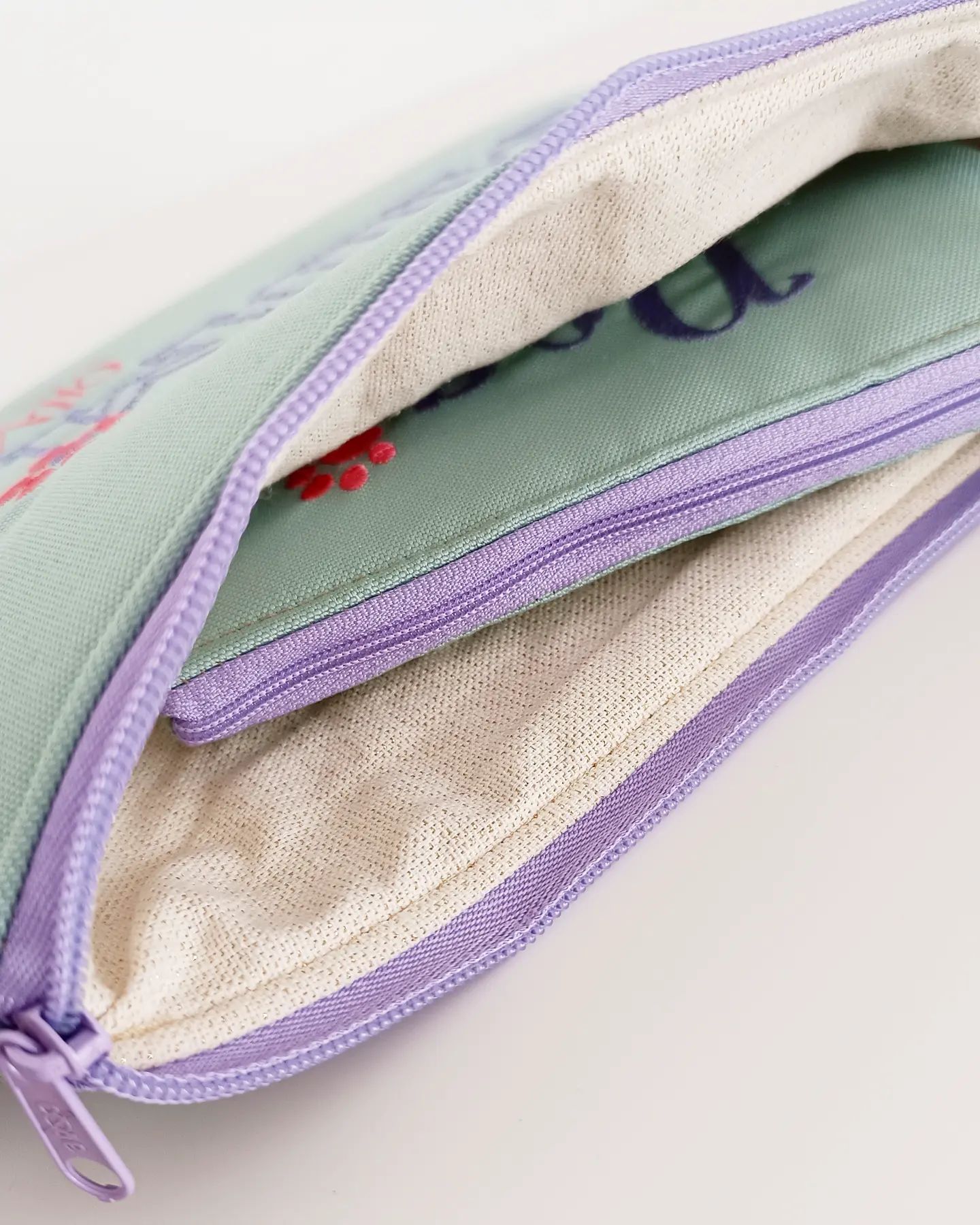 Nécessaire com bordado "Mom Pet"