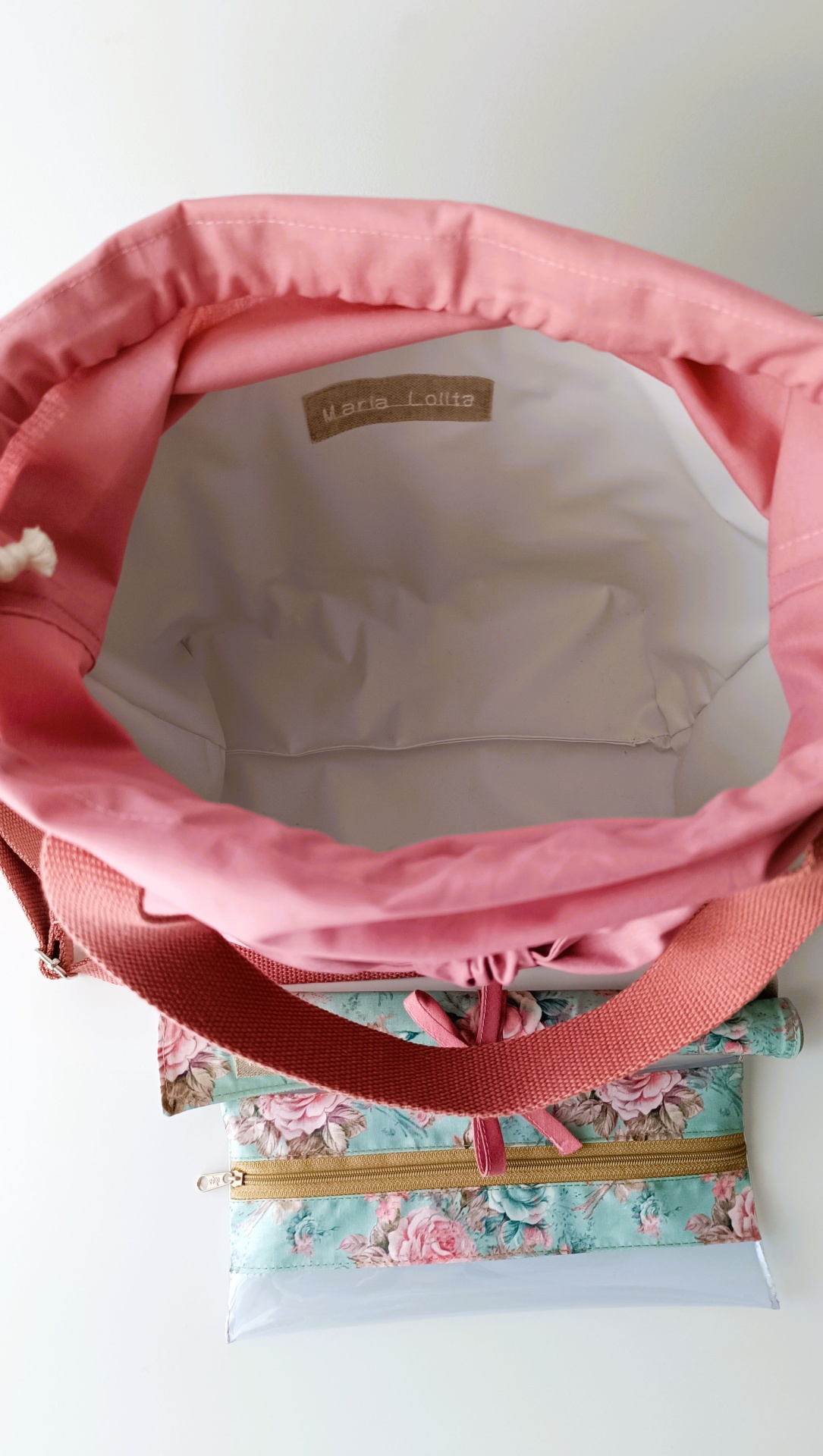 Lancheira térmica azul claro com flores e rosa + alças rosa velho