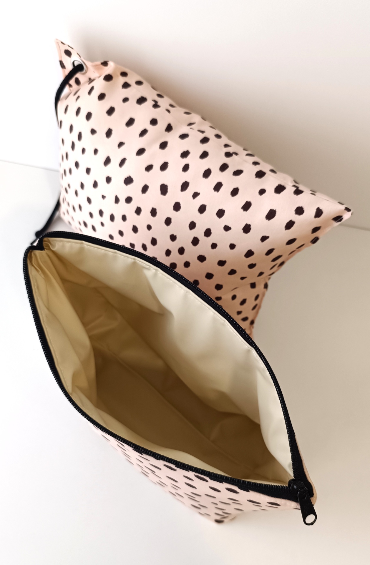 BOLSA TÉRMICA + ALMOFADA PINTAS PRETAS COM BEGE