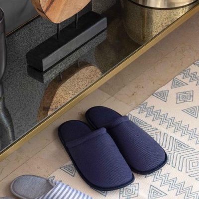 Cristian Lay | Chinelos Azuis interior casa Homem