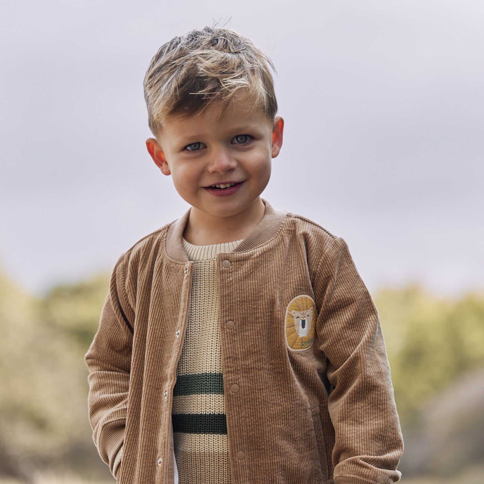 CAMISOLA DE MALHA SAFARI FRIENDS TAUPE ÀS RISCAS