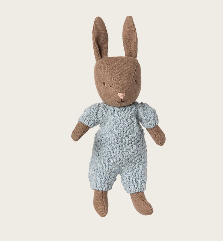 Maileg Coelhinho Micro Castanho Malha Azul Maileg Coelhinho Micro Castanho Malha Azul